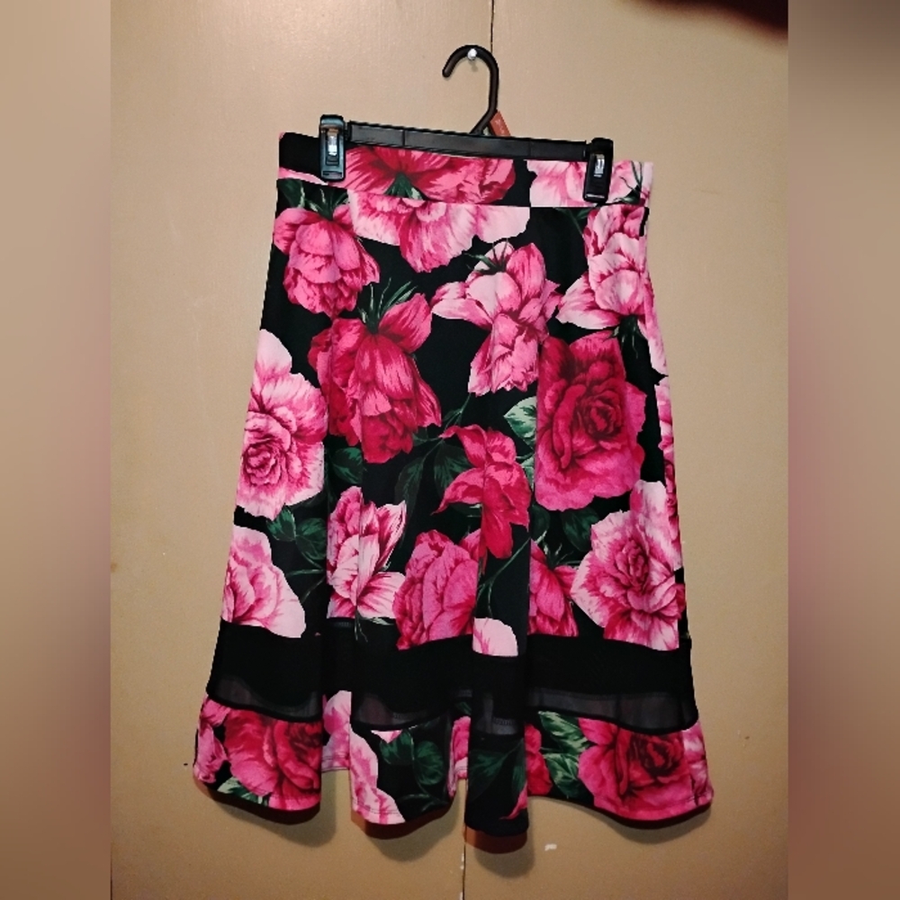 Chic Floral A-Line Medium Skirt in Black and Pink
